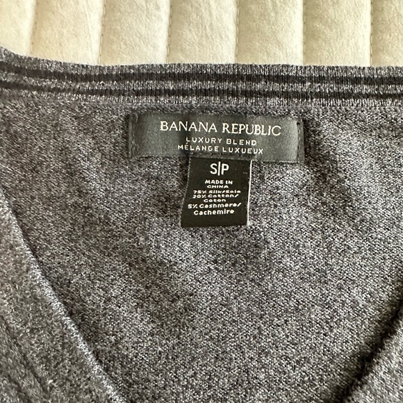 Banana Republic Men’s Grey Lux V-neck sz S - Picture 2 of 6